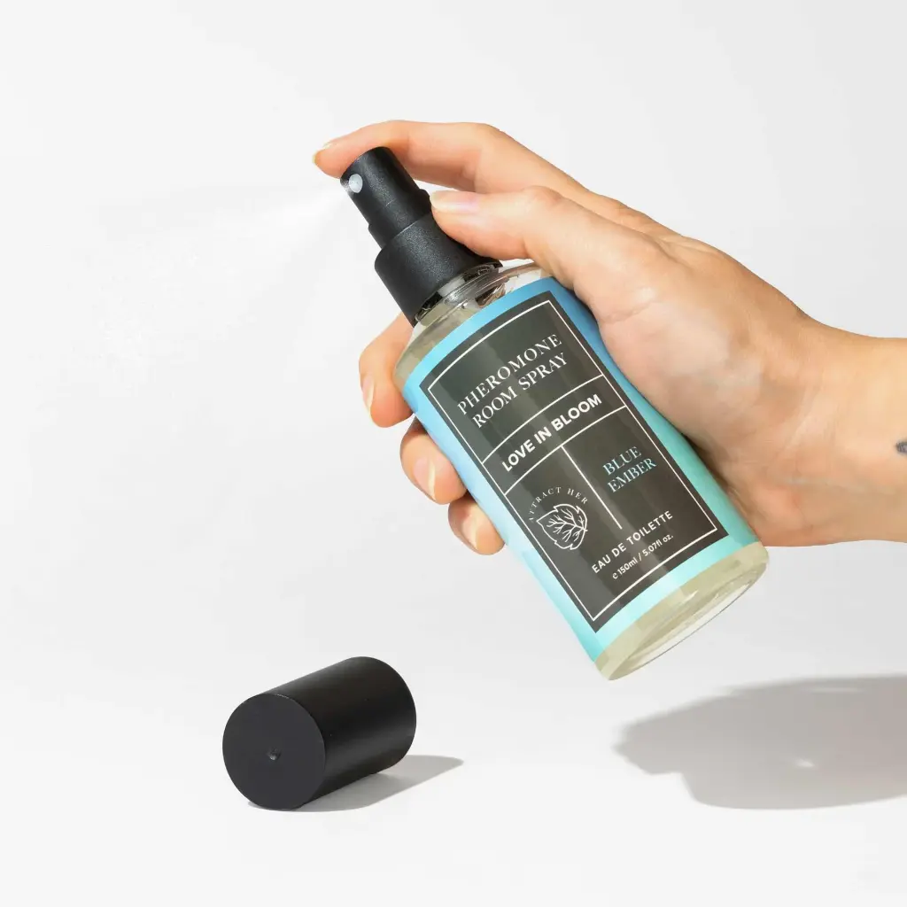 NTP_ZENLUDABLE_EYE-OF-LOVE_PHEROMONE_AMBIENTAL-ROOM_SPRAY_LOVE-IN-BLOOM_BLUE-EMBER_150ML_003.webp