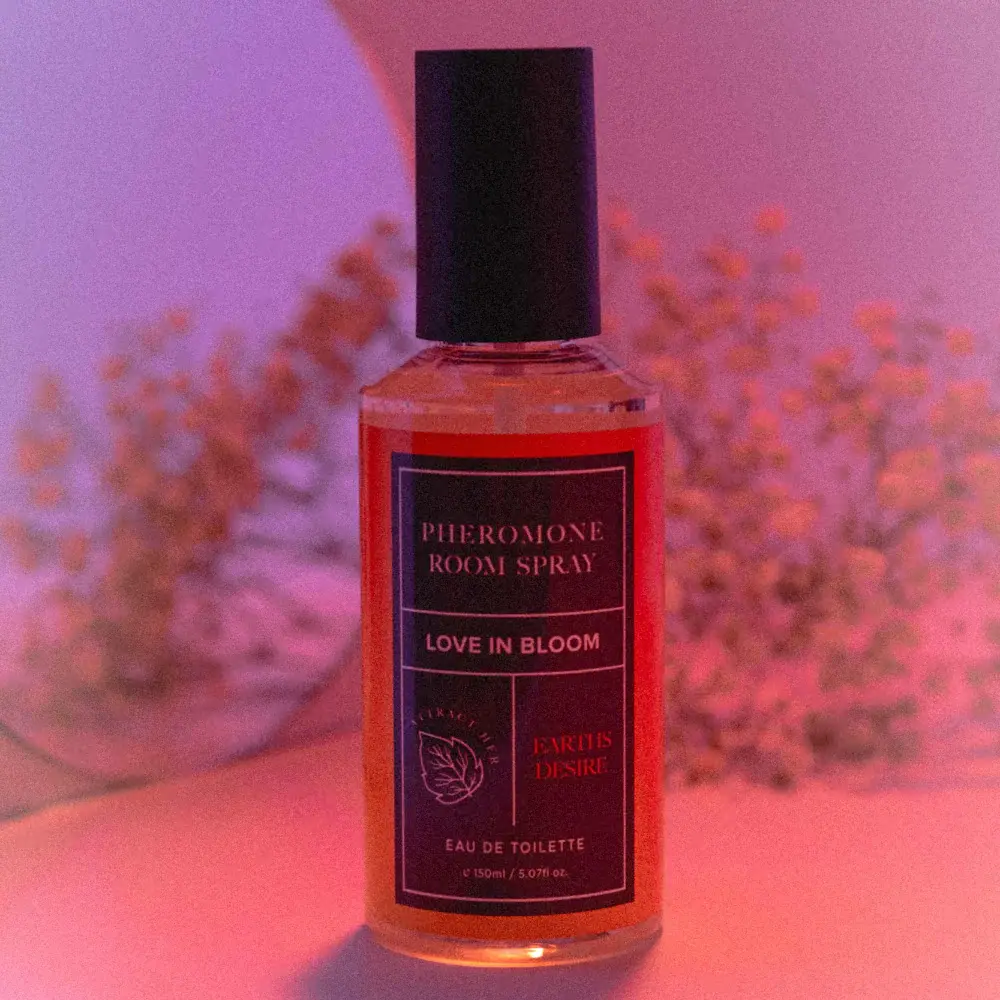 NTP_ZENLUDABLE_EYE-OF-LOVE_PHEROMONE_AMBIENTAL-ROOM_SPRAY_LOVE-IN-BLOOM_EARTHS DESIRE_150ML_002.webp