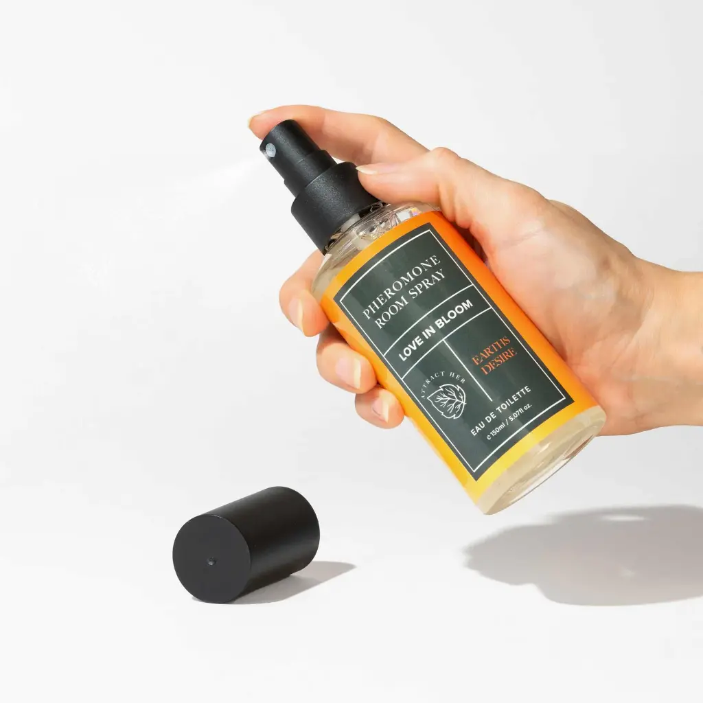 NTP_ZENLUDABLE_EYE-OF-LOVE_PHEROMONE_AMBIENTAL-ROOM_SPRAY_LOVE-IN-BLOOM_EARTHS DESIRE_150ML_003.webp