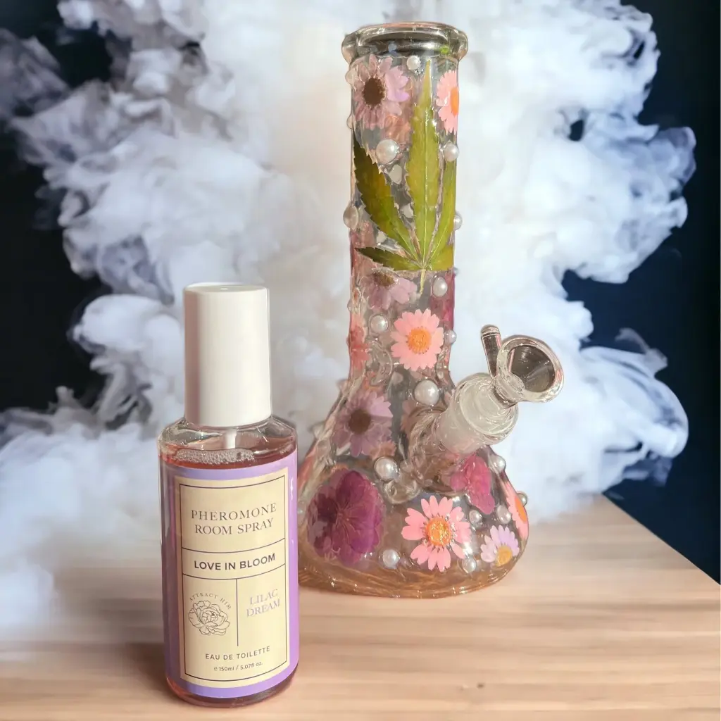 NTP_ZENLUDABLE_EYE-OF-LOVE_PHEROMONE_AMBIENTAL-ROOM_SPRAY_LOVE-IN-BLOOM_LILAC-DREAM_150ML_005.webp