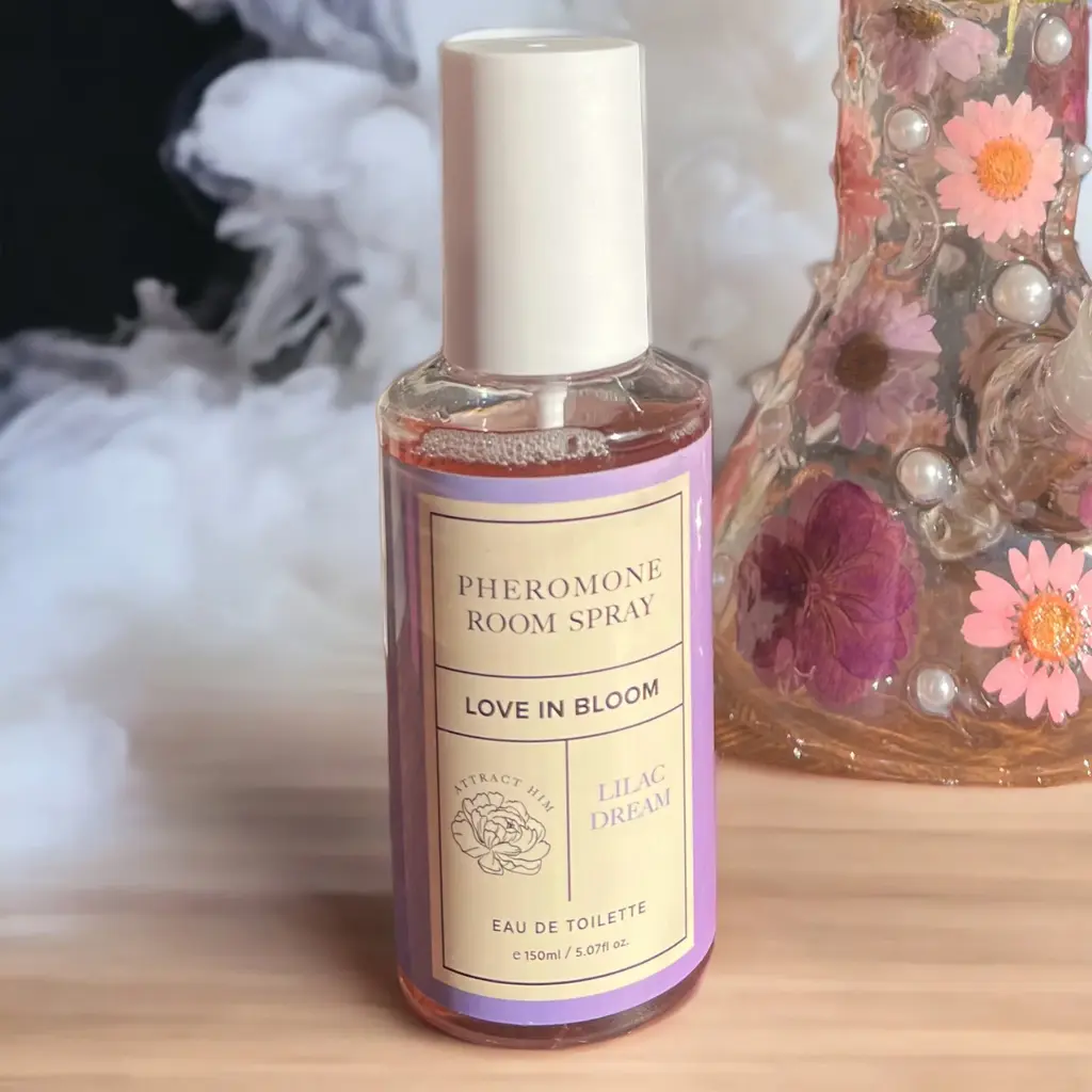 NTP_ZENLUDABLE_EYE-OF-LOVE_PHEROMONE_AMBIENTAL-ROOM_SPRAY_LOVE-IN-BLOOM_LILAC-DREAM_150ML_004.webp