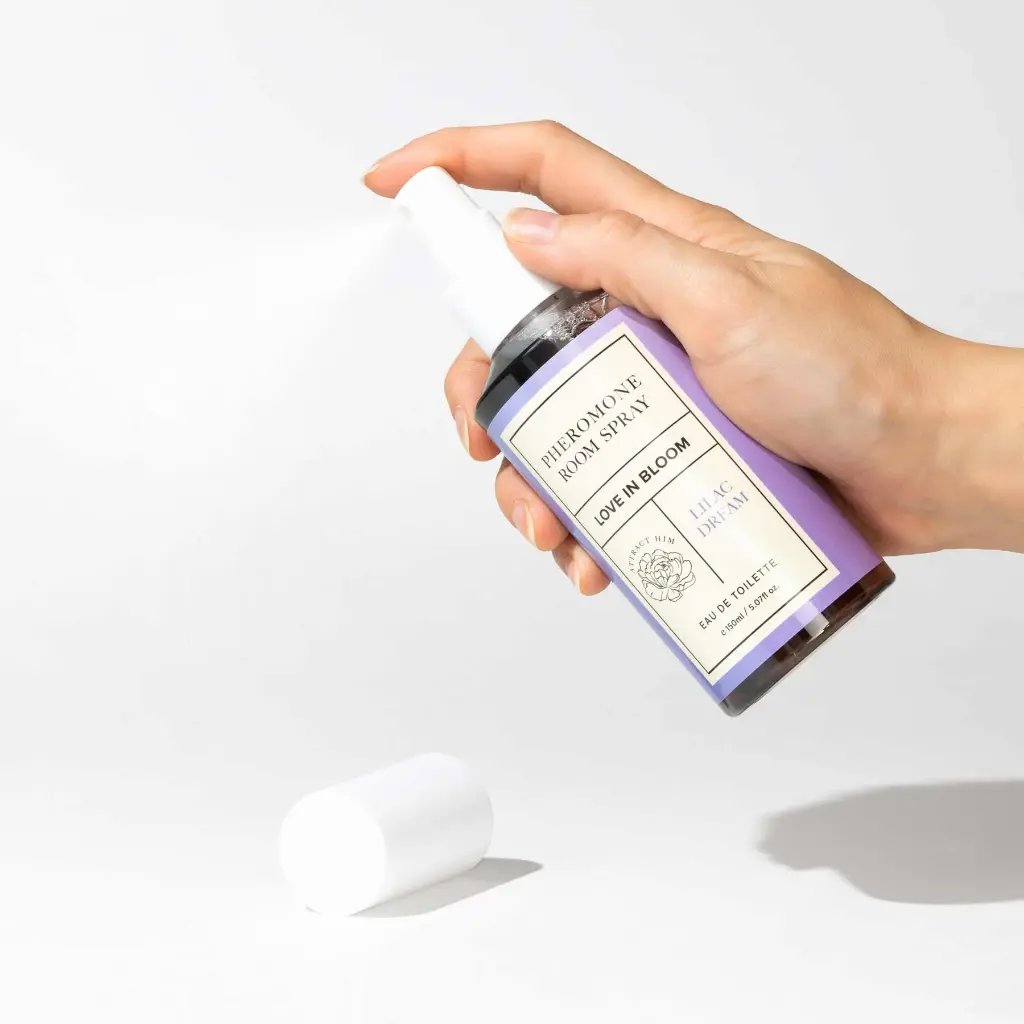 NTP_ZENLUDABLE_EYE-OF-LOVE_PHEROMONE_AMBIENTAL-ROOM_SPRAY_LOVE-IN-BLOOM_LILAC-DREAM_150ML_003.webp